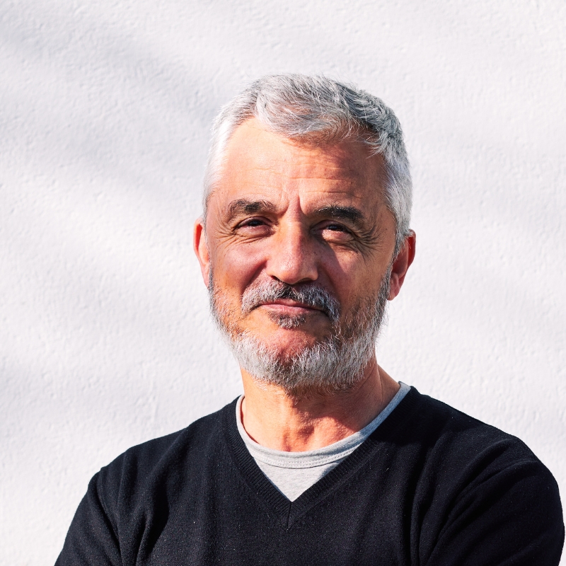 Portrait of Mark Hennessy.